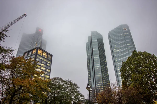 Budynki Wieżowców Frankfurcie Dla Biznesu Finansów Deszczowy Pochmurny Dzień — Zdjęcie stockowe