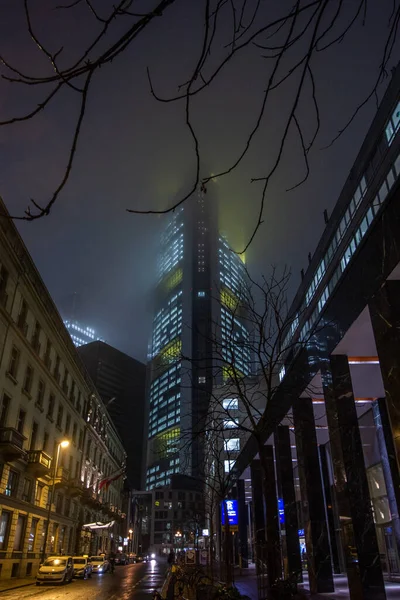 Edificio Rascacielos Frankfurt Para Negocios Finanzas Por Noche — Foto de Stock
