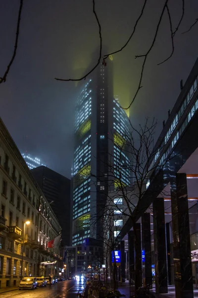 法兰克福摩天大楼夜间用于商业和金融 — 图库照片