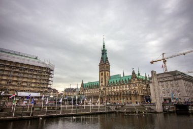 Altstadt Mahallesi 'nde Binnenalster Gölü ve arka planda Hamburg Belediyesi. Almanya' da Hamburg Meydanı 'nda dramatik bulutlar..