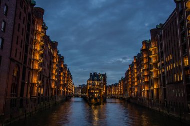 Hamburg, Almanya 'da Depo (Speicherstadt). Wandrahmfleet 'in manzarası. Dünyanın en büyük depo bölgesi HafenCity Mahallesi 'ndeki Hamburg limanında yer almaktadır..