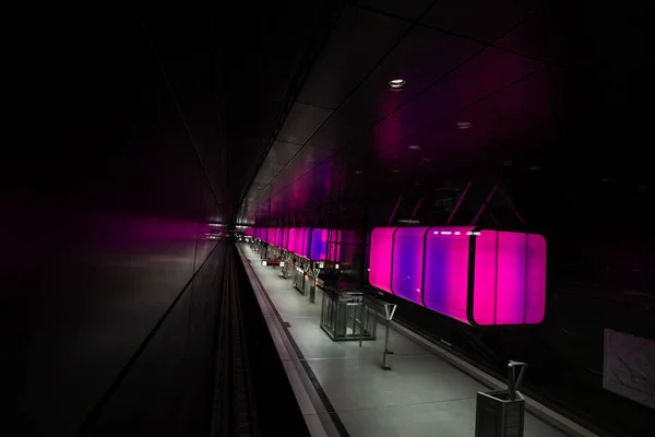 Stacja Metra Hafencity Niebieskimi Fioletowymi Światłami Uniwersytecie Obszarze Speicherstadt Hamburgu — Zdjęcie stockowe