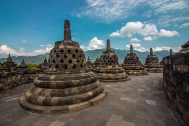 Güneşli bir günde tapınağın tepesinden Taman Lumbini Parkı Candi Borobudur kompleksi. Candi Borobudur, Yogyakarta, Jawa, Endonezya.