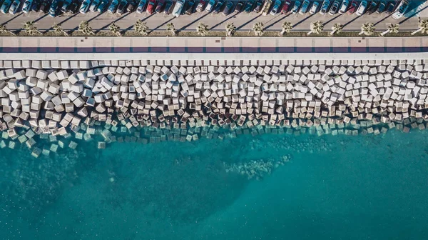 İspanya 'nın Malaga limanındaki dalgalardan kıyıları koruyan beton blokların hava görüntüsü.