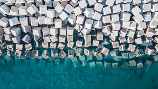 Flygfoto Ung Man Ett Cementblock Som Skyddar Stranden Från Vågorna — Stockfoto