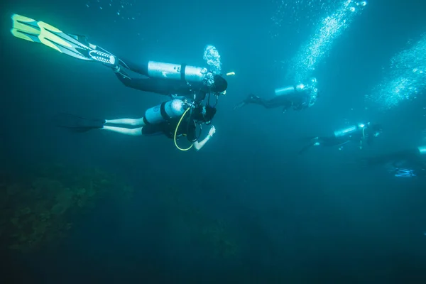 Grupo Buceadores Nadando Aguas Azules Claras — Foto de Stock