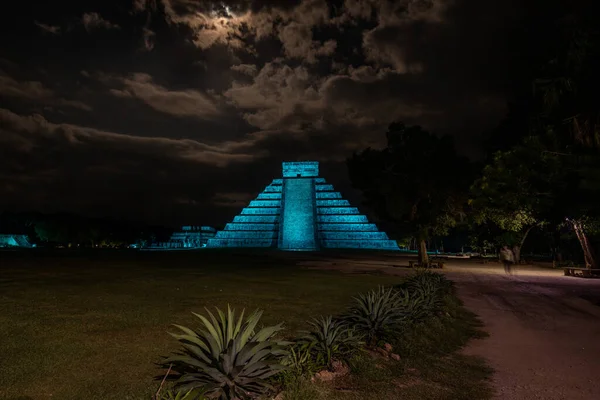 Kukulcan El Castillo 'daki Maya piramidinin gece görüşü. Gece mavi ışıkla. Meksika 'nın en çok ziyaret edilen arkeolojik alanlarından biri olan antik Maya şehrinin kalıntıları..