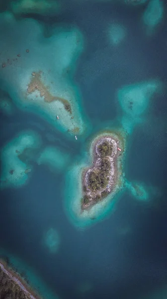 Vista Aérea Disparada Por Dron Del Eibsee Con Islas Árboles Imágenes De Stock Sin Royalties Gratis