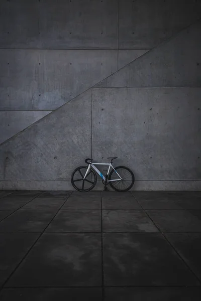 Bicicleta Carrera Blanca Pared Hormigón Gris Imagen De Stock