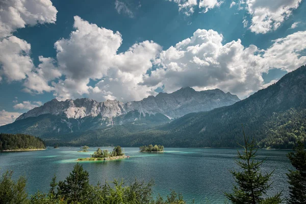 Soleado Día Verano Lago Eibsee Con Cordillera Zugspitze Soleada Escena Imágenes De Stock Sin Royalties Gratis