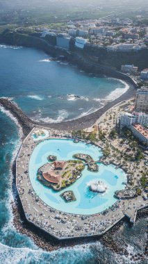 Puerto de la Cruz, Tenerife, Kanarya Adaları, İspanya 'daki güzel tasarlanmış tuzlu su havuzlarının hava manzarası.