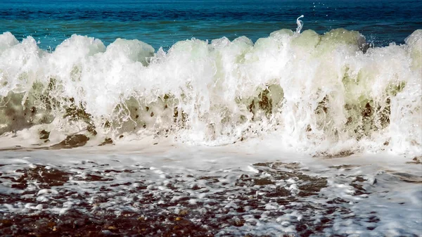 Tengeri Hullám Egy Kavicsos Strand Fekete Tengeren — Stock Fotó