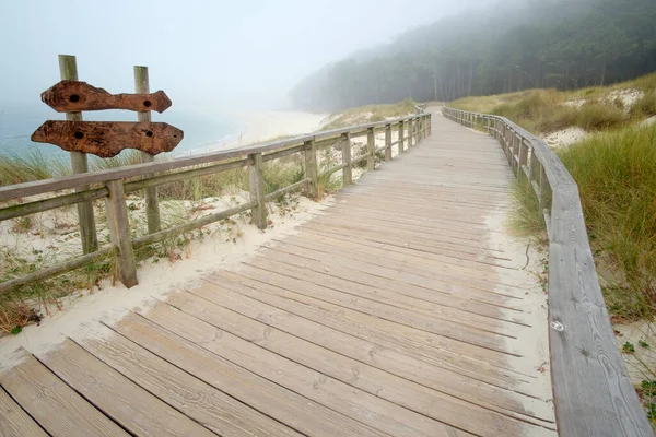 Passerelle Sur Plage Par Une Journée Brumeuse Avec Panneau Bois — Photo