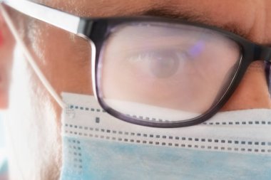 Seçici odak noktasını kapatan bir maske kullanıldığı için buğulanmış gözlük.