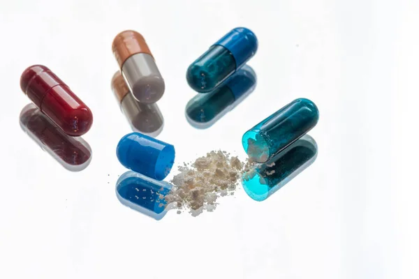 Разноцветные Таблетки Крупным Планом Одним Открытым Лекарством Белом Фоне — стоковое фото