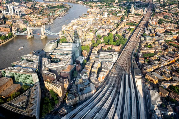 ロンドンのテムズ川とブリッジタワーを見下ろすロンドン橋駅の空中日没ビュー — ストック写真