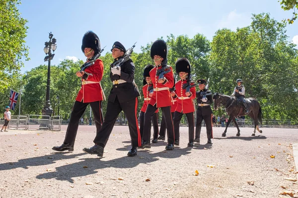 護衛の交代のパレードで女王の護衛のグループは バッキンガム宮殿に向かう途中で通りをパレード — ストック写真