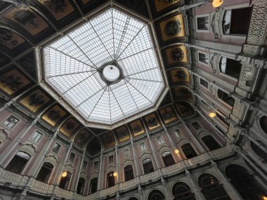 Porto 'daki Borsa Sarayı' nın veya Ticaret Odası 'nın merkezi kubbesinin geniş açılı görüntüsü, Portekiz' deki Palacio da Bolsa 'nın iç bahçesi ve cam kubbesi.