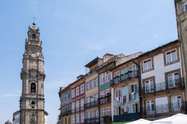 Porto 'daki Clerigos Kulesi manzarası, demir balkonların ve fayanslı cephelerin yer aldığı renkli geleneksel evler, Porto, Portekiz, yatay