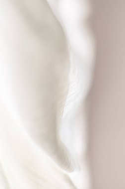 Bahar esintisinde sallanan hafif kumaşın soyut fotoğrafı