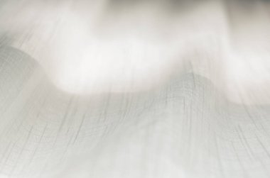 Bahar esintisinde sallanan hafif kumaşın soyut fotoğrafı