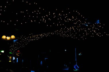 Low Lit Lokantası 'nın içinde Karanlık Gece' deki Yıldızlar Gibi Üstün Işıklar