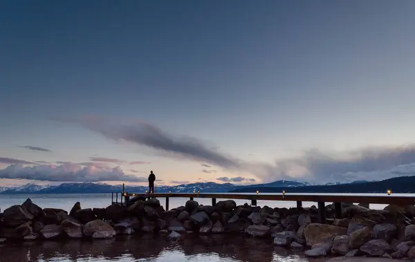 Pessoa Que Está Fim Cais Enquanto Sol Começa Nascer Cloud — Fotografia de Stock