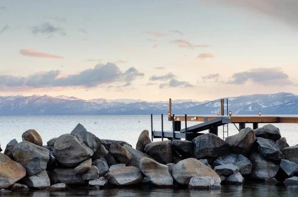 Landskap Sjö Omgiven Berg Och Hisnande Himmel — Stockfoto