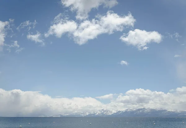 Lanskap Danau Dikelilingi Oleh Pegunungan Dan Breathtaking Sky — Stok Foto