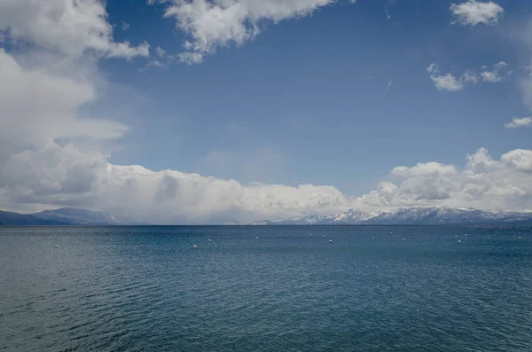 环绕着高山和令人叹为观止的天空的湖景 — 图库照片