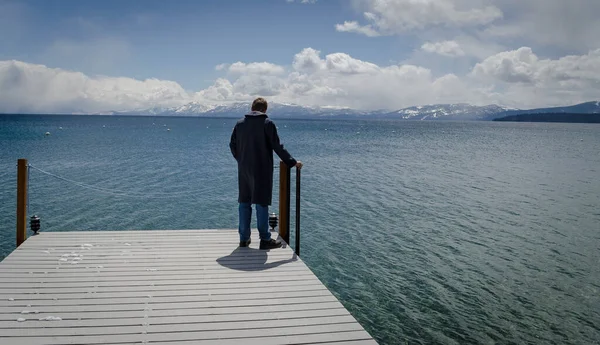 Человек Стоит Конце Пирса Окружённого Озером Горами — стоковое фото