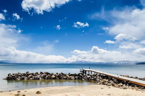 Cais Com Vista Para Lago Montanhas Dia Brilhante — Fotografia de Stock