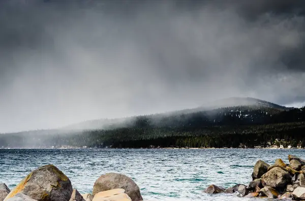 Nuvens Rolantes Acima Das Montanhas Lago Amanhecer — Fotografia de Stock