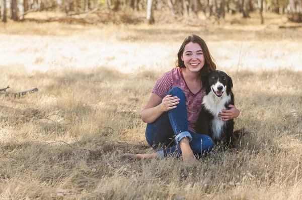 Retrato Uma Menina Seu Cão — Fotografia de Stock