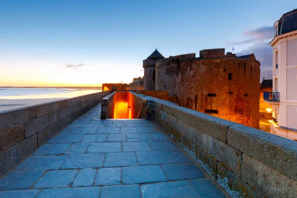 Sankt Malo. Den gamla fästningsmuren. — Stockfoto