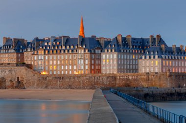 Bir dalgakıran batımında tarihi kent görünümü. Saint Malo. Brittany. Fransa.