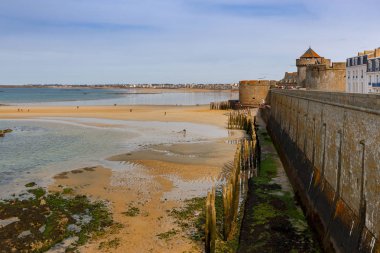Geniş bir gelgit şeridi ve ahşap bir dalgakıran. Aziz Malo. Fransa. Britanya..