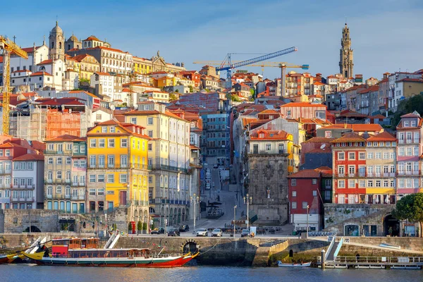 Πόρτο. Πολύχρωμα σπίτια στην προκυμαία του ποταμού Douro. — Φωτογραφία Αρχείου