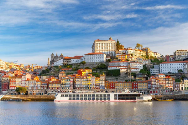 Πόρτο. Πολύχρωμα σπίτια στην προκυμαία του ποταμού Douro. — Φωτογραφία Αρχείου