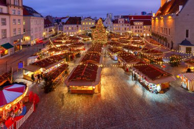 Tallinn. Noel 'de kasaba meydanı.