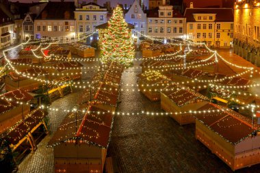Tallinn. Noel 'de kasaba meydanı.