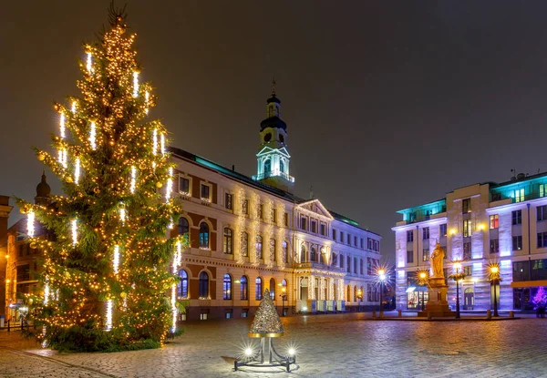 Riga. Weihnachtsbaum auf dem Rathausplatz. — Stockfoto