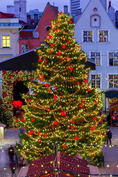 Tallinn. Rathausplatz zu Weihnachten. — Stockfoto