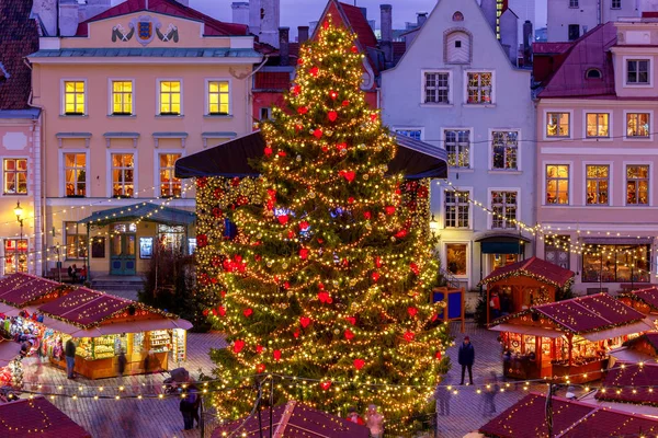 Tallinn. Rathausplatz zu Weihnachten. — Stockfoto