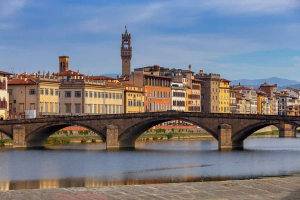 Florence. The city embankment along the Arno River. — Stock Photo, Image
