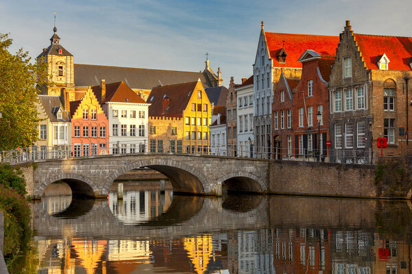 Bruges. Canal Spiegel Rei.