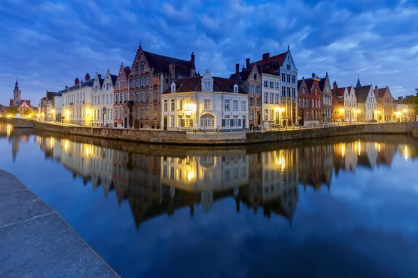 Brugge. Kanaal Spiegel Rei. — Stockfoto