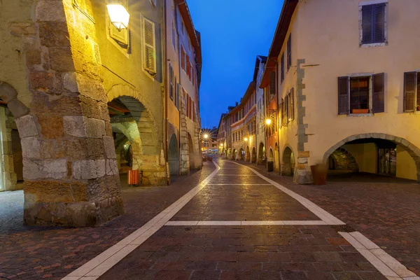 Annecy. Cidade velha à noite . — Fotografia de Stock