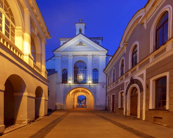 Vilnius. Gamla stadsporten i gryningen. — Stockfoto