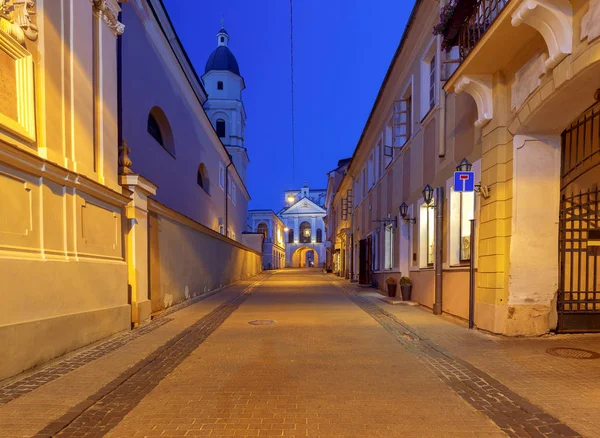 Vilnius. Oude stadspoort bij dageraad. — Stockfoto